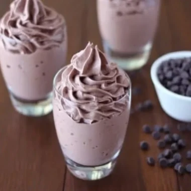 Delicious easy 3-ingredient chocolate mousse in a glass